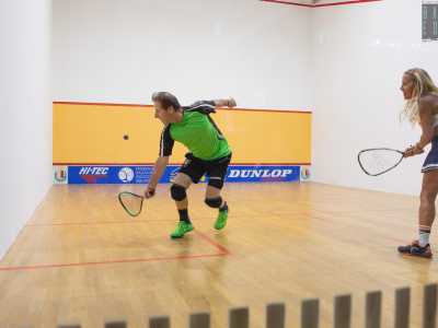 In uno si stanno sfidando un uomo e una donna: stanno per� giocando a Squash 57, una variante pi� facile ideata da qualche anno...